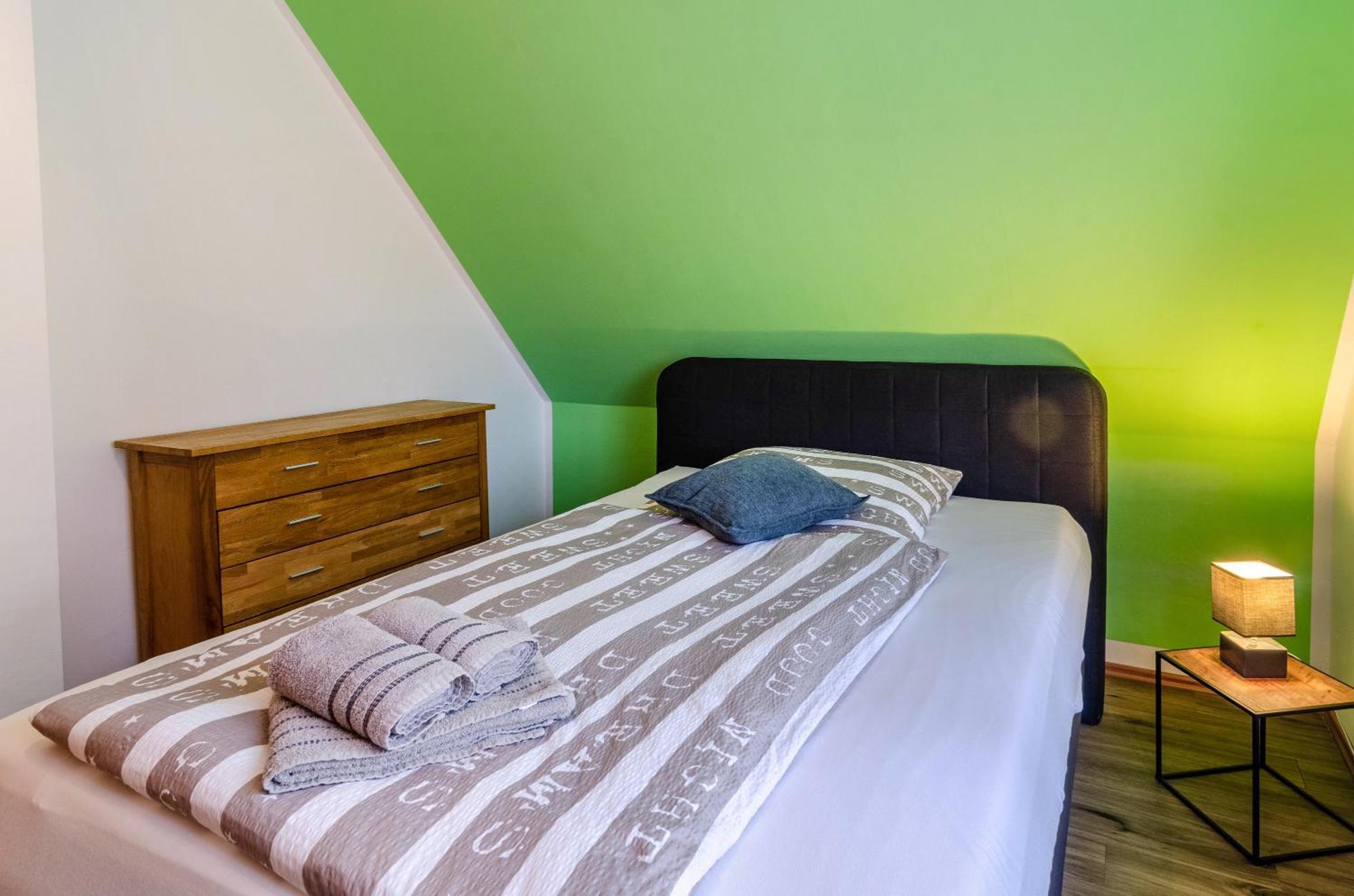 Haus Mit Garten Und Kamin Holiday home Wilhelmshaven